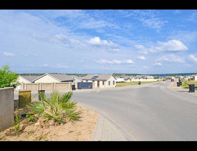 3 BEDROOM HOUSE FOR SALE IN COSMO CITY